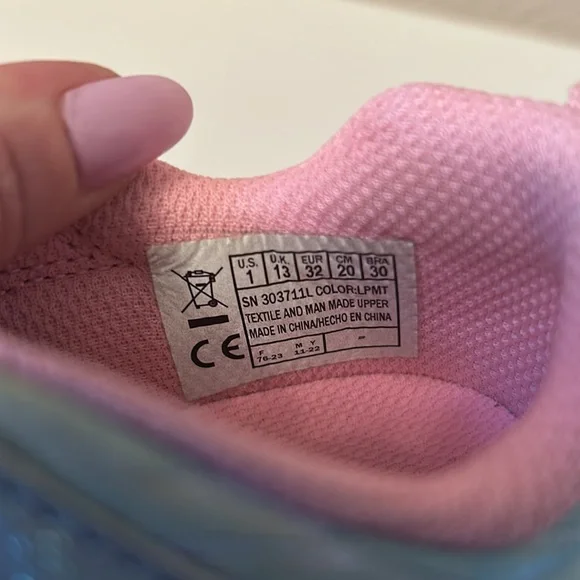 Girls Sketchers tennis shoes size 1. - Picture 8 of 9